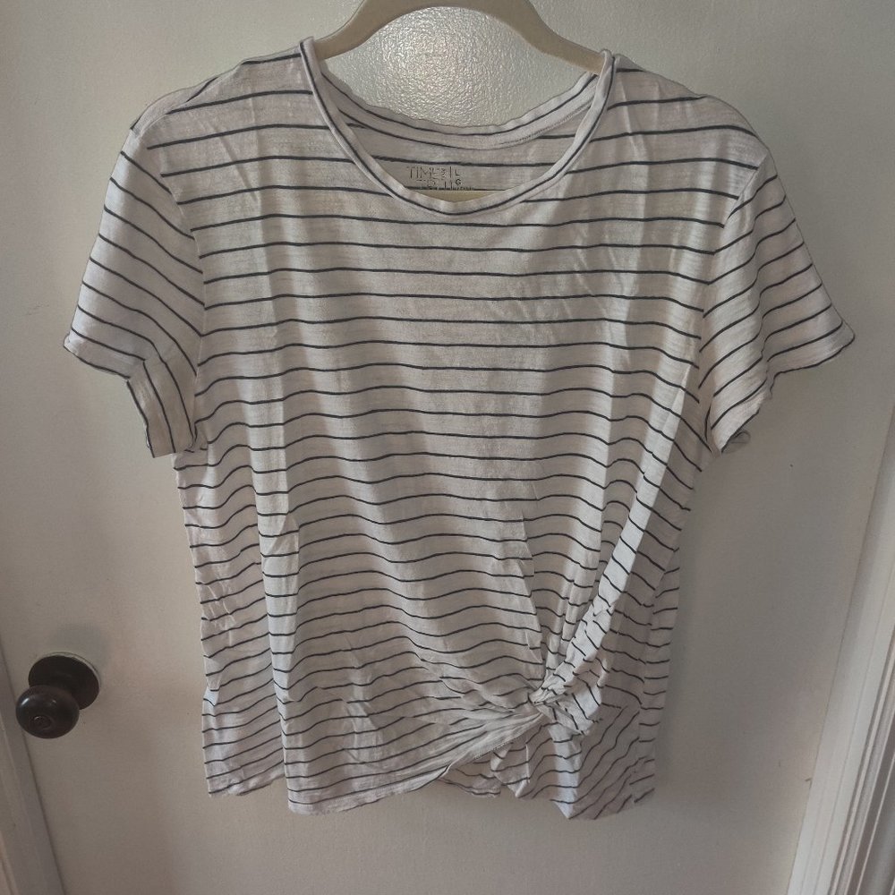 🏷️ Stiped T-shirt with Tied Front